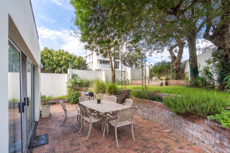 6 Bedroom Property for Sale in Vredehoek Western Cape